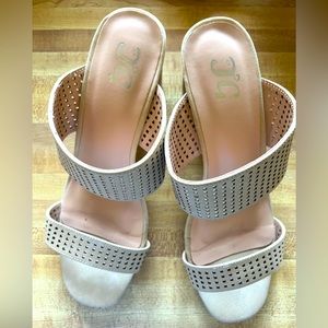 Womens 8.5 sandal with heel